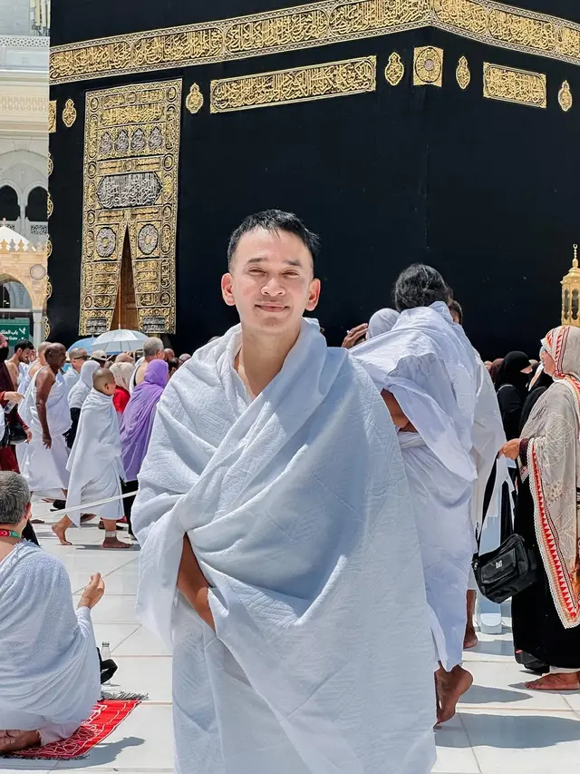 Ruben Onsu di Depan Ka'bah (Foto: Instagram @ruben_onsu)