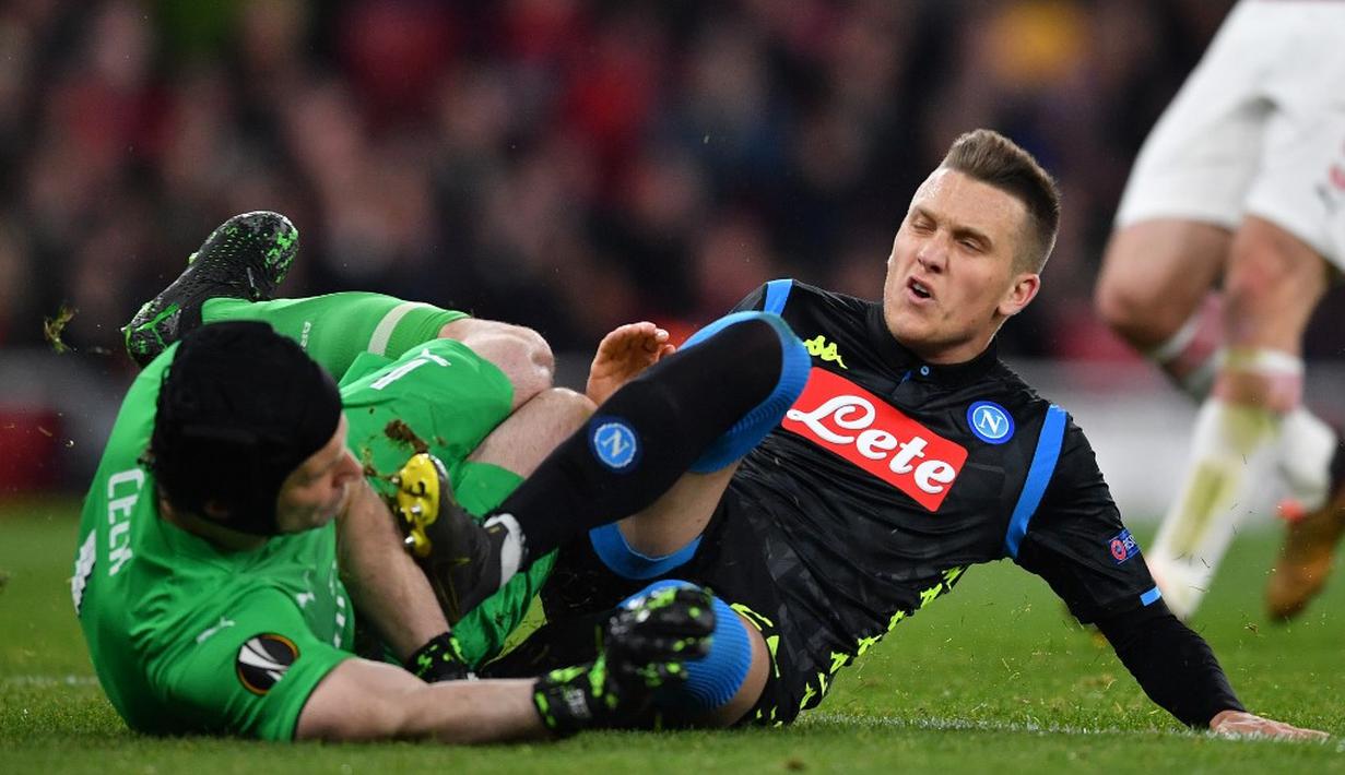 Kiper Arsenal, Petr Cech berduel dengan Zielinski pada leg 1, babak perempat final Liga Europa yang berlangsung di Stadion Emirates, London, Jumat (12/4). Arsenal menang 2-0 atas Napoli. (AFP/Ben Stansall)