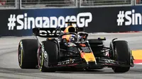 Pembalap Red Bull Honda, Max Verstappen untuk pertama kali tidak raih podium saat mengikuti F1 Singapura yang berlangsung di sirkuit Marina Bay pada 17 September 2023 (AFP)