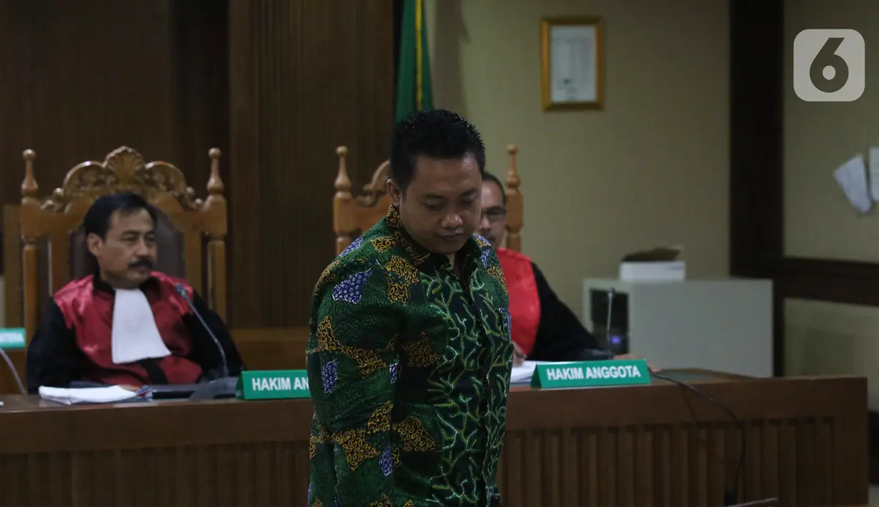Asisten pribadi mantan Menpora Imam Nahrawi, Miftahul Ulum usai sidang dakwaan di Pengadilan Tipikor Jakarta, Kamis (30/1/2020). Miftahul didakwa menjadi perantara suap Rp 11,5 miliar dari mantan Sekjen KONI Ending Fuad Hamidy dan mantan Bendahara KONI Johnny E Awuy. (Liputan6.com/Angga Yuniar)