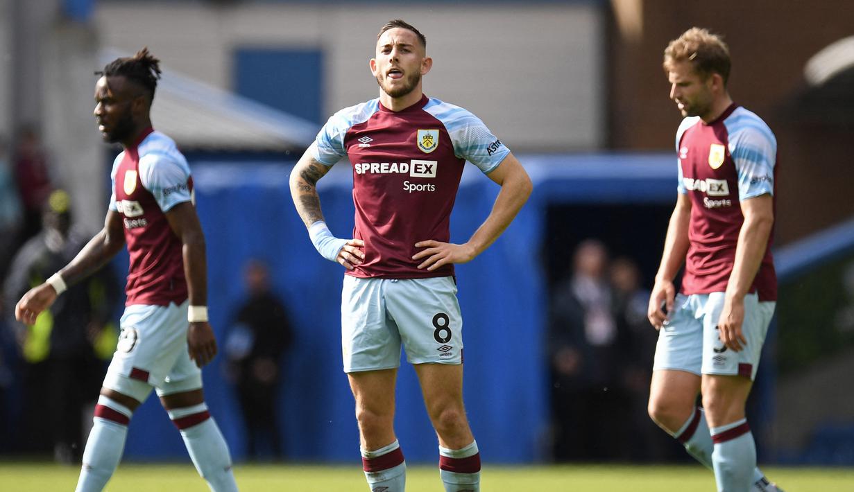 Burnley. Pada musim 2022/2023 Burnley bermain di EFL Championship setelah pada musim 2021/2022 lalu mereka terdegradasi dari Premier League dengan menempati peringkat ke-18 di klasemen akhir. Dalam sejarah sepak bola Inggris, Burnley pernah 2 kali menjuarai Liga Inggris sebelum era Premier League, yaitu pada musim 1920/1921 dan 1959/1960. (AFP/Oli Scarff)