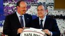 Florentino Perez (kanan) saat memperkenalkan pelatih baru Real Madrid, Rafael Benitez, di Stadion Santiago Bernabeu, Rabu (3/6/2015). Benitez ditunjuk sebagai menggantikan Carlo Ancelotti. (Reuters/Sergio Perez)