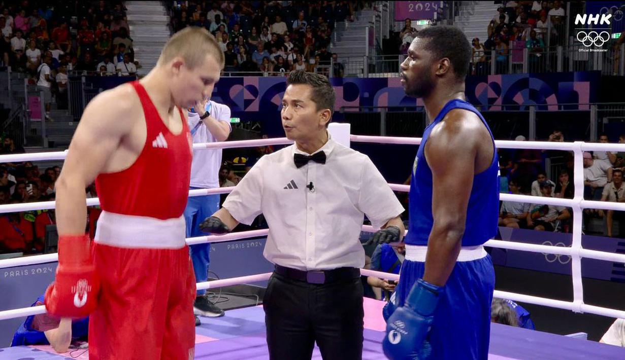 Wasit Indonesia, Muhammad Arisa Putra Pohan saat memimpin pertandingan semifinal tinju Olimpiade Paris 2024 antara petinju Ukraina, Oleksandr Khyzhniak (kiri) melawan petinju Brasil, Wanderley De Souza di North Paris Arena, Villepinte, Prancis, Jumat (02/08/2024). (Dok. NOC Indonesia)
