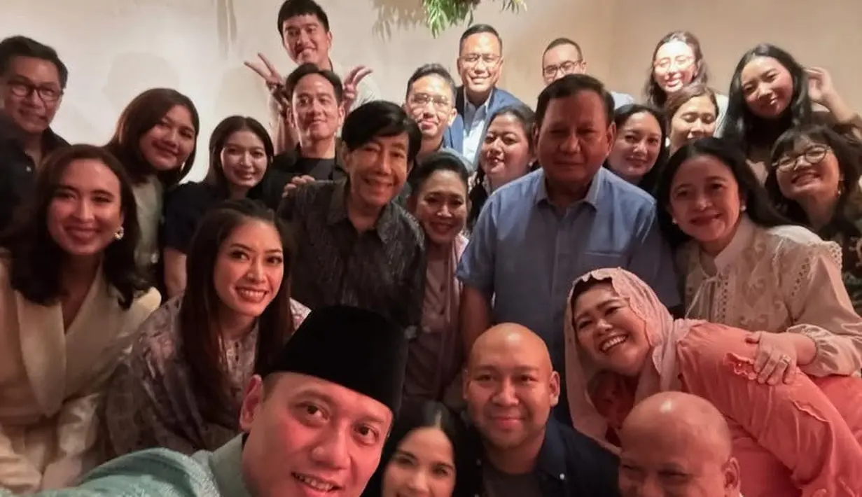 Guruh Soekarno Putra anak dari Soekarno hadir mengenakan kemeja batik lengan panjang. Ia pun tampak masih awet muda. [@yennywahid]