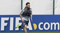 Bintang Argentina, Lionel Messi, berlari dengan beban saat latihan di Brinnitsy, Sabtu (23/6/2018). Argentina akan melakoni laga hidup mati Piala Dunia 2018 melawan Nigeria. (AFP/Juan Mabromata)