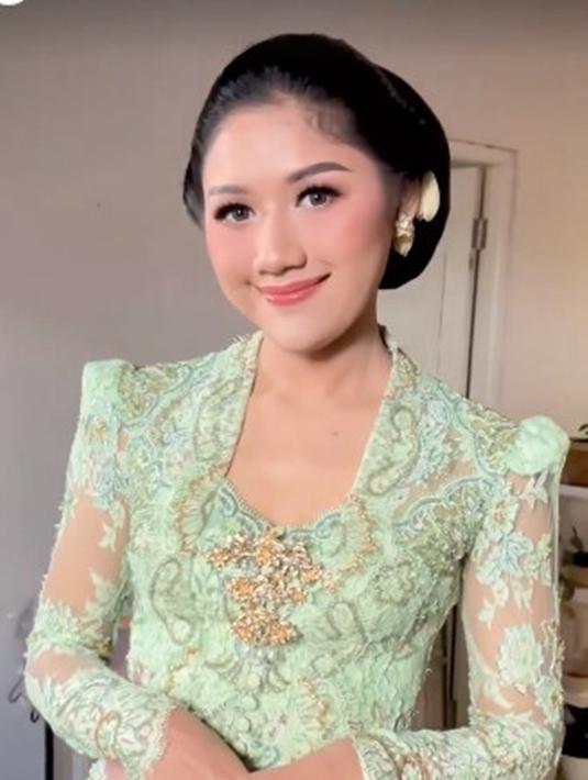 Dalam prosesi langkahan tersebut, Erina Gudono tampak anggun menggunakan kebaya berwarna hijau. Penampilan calon istri Kaesang Pangarep ini juga begitu menawan dengan sanggulnya. (Liputan6.com/IG/@hennajogja)