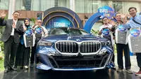 PT Bank Rakyat Indonesia (Persero) Tbk menyerahkan hadiah utama program loyalitas BRImo FSTVL kepada para nasabah terpilih pada Kamis, 15 Mei 2025. (Tasha/Liputan6.com)