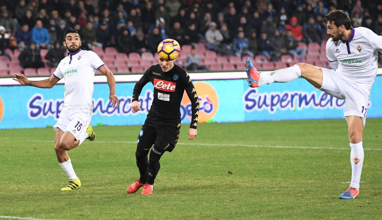 Aksi pemain Napoli, Jose Callejon (tengah) saat mencoba menyundul bola melewati hadangan para pemain Fiorentina pada laga perempat final Coppa Italia di San Paolo stadium, Naples, (24/1/2017). Napoli menang 1-0.  (Ciro Fusco/ANSA via AP)