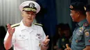 Panglima Armada ke-7 AL AS Laksamana Madya Philip G. Sawyer berbincang dengan Komandan Lantamal III Jakarta Laksamana Pertama TNI Denih Hendrata saat upacara penyambutan kapal komando Amerika Serikat USS Blue Ridge (LCC-19) di Pelabuhan Tanjung Priok JICT II, Rabu (1/5/2019). (AP/Dita Alangkara)