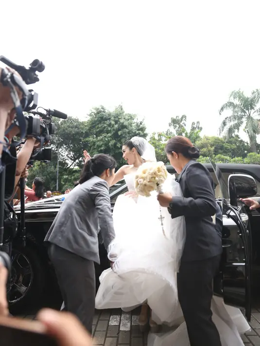 Acara pemberkatan Sandra Dewi dan Harvey Moeis dipimpin Romo DR Andang L Binawan. Berlangsung di Gereja Katedral, Jakarta Pusat. Disiarkan secara langsung lewat Facebook Bridestory. (Nurwahyunan/Bintang.com)