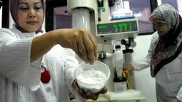Seorang dosen menunjukkan santan berbentuk serbuk hasil penelitian dosen teknik kimia di Ubaya Surabaya, Senin (2/4). Santan berbentuk serbuk yang dalam pembuatannya menggunakan teknik spraydryer tersebut, memiliki keunggulan awet meski tanpa bahan pengawet, serta rendah lemak hingga 15% dari santan biasa. (Antara)