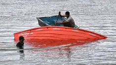 Tim pencari dan penyelamat menemukan sekoci saat mencari korban hilang tenggelamnya korban Kapal Motor Penumpang (KMP) Tunu Pratama Jaya di perairan Selat Bali dekat Jembrana pada Jumat 4 Juli 2025. (SONNY TUMBELAKA/AFP)