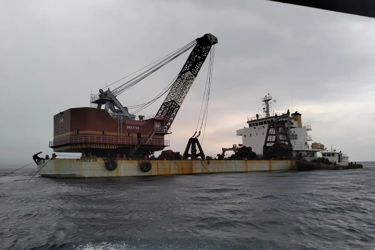 Alat berat yang digunakan untuk mengakat bangkai KMP Tunu Pratama Jaya sudah berada di laut Selat Bali.