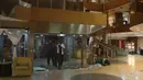 Pejabat setempat memasuki lobi seusai aksi penyanderaan di Hotel Radisson Blu di Bamako, Mali, Jumat (20/11). Aksi penyanderaan yang berlangsung selama 9 jam tersebut menewaskan 27 orang. (REUTERS/Joe Penney)