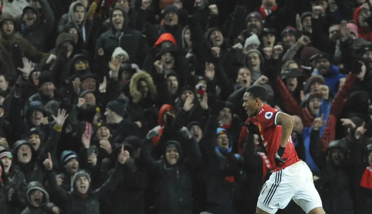 Gelandang Manchester United, Anthony Martial, melakukan selebrasi usai mencetak gol ke gawang Stoke City pada laga Premier League di Old Trafford, Senin (15/1/2018). Manchester United menang 3-0 atas Stoke City. (AP/Rui Vieira)