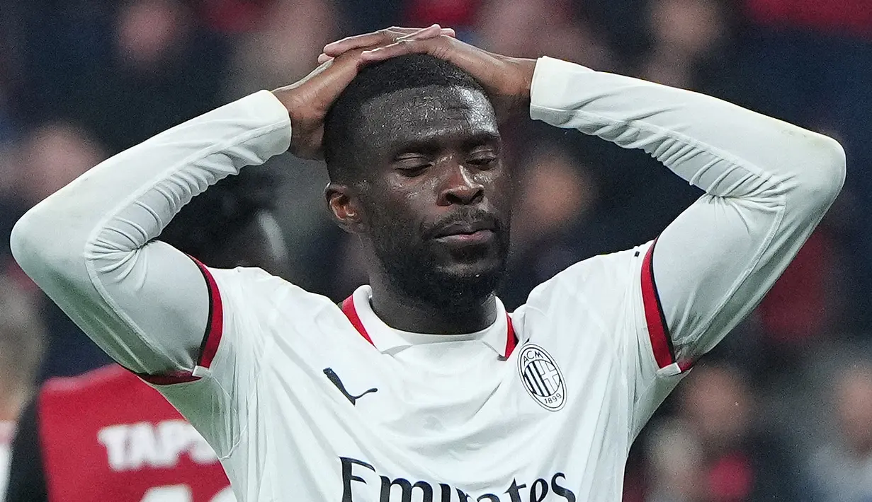 <p>Fikayo Tomori adalah bek tengah berbakat yang muncul dari akademi Chelsea. Meskipun memiliki potensi besar, Tuchel lebih memilih opsi lain di lini belakang dan menjualnya ke AC Milan pada musim anas 2021. (AFP/Pau Barrena)</p>