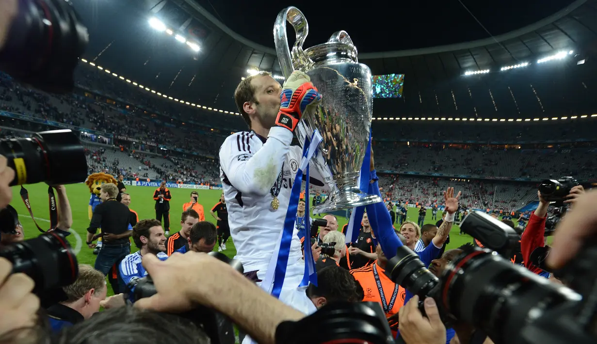Selebrasi kiper Chelsea, Petr Cech dengan mencium trofi juara setelah mengalahkan Bayern Munchen pada laga final Liga Champions 2011/2012 di Fussball Arena Stadium, Munich (19/5/2012). Petr Cech yang bergabung dengan Chelsea pada pada awal musim 2004/2005 mampu membawa The Blues menjuarai Liga Champions musim 2011/2012. Pada awal musim 2015/2016 ia memutuskan hijrah ke Arsenal dengan nilai transfer 14 juta euro hingga memutuskan pensiun di Emirates Stadium pada akhir musim 2018/2019. (AFP/Adrian Dennis)