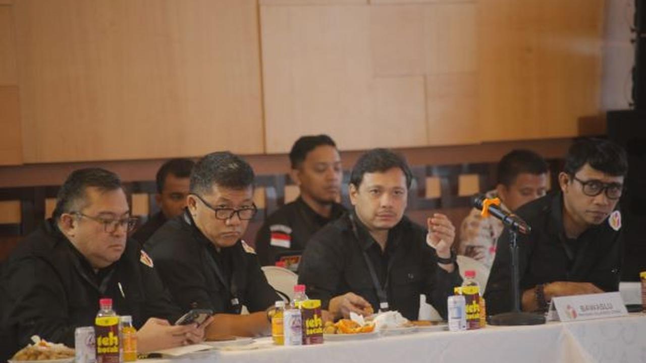 Ardiles Mewoh bersama anggota Bawaslu Sulut saat Pelno Rekapitulasi Suara Pilgub, Sabtu (7/12/2024).