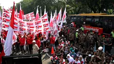 Kadiv Humas Mabes Polri Irjen Pol Ronny F Sompie menegaskan, personel Brimob tersebut untuk mengawasi aksi massa yang turun di depan MK.