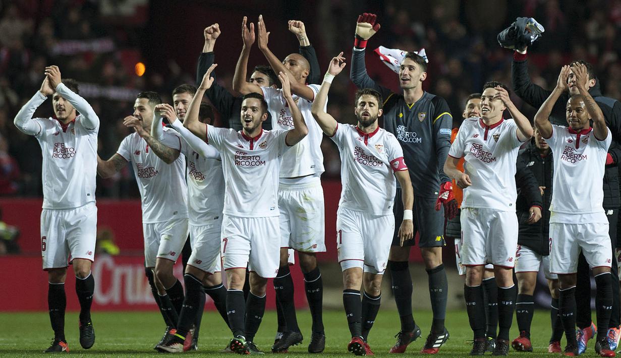 Para pemain Sevilla merayakan keberhasilan menaklukkan Real Madrid. Kemenangan ini membuat Sevilla naik ke posisi dua klasemen Liga Spanyol, menempel Madrid dengan selisih satu poin yang berada di peringkat pertama. (AFP/Jorge Guerrero)