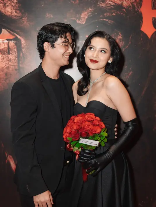 Terlibat cinlok di sinetron Buku Harian Seorang Istri, hubungan Callista Arum dan Cinta Brian makin romantis. Dukung penuh sang kekasih dalam berkarya, Cinta Brian turut menghadiri acara gala premiere film Perjanjian Setan. Cinta Brian tampan dengan setelan jas warna hitam dan kacamata. Berpose menatap Callista sembari pamer senyum manis, pasangan ini tak lepas dari perhatian. (Liputan6.com/IG/@callistarum)