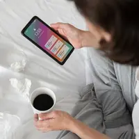 Jangan periksa ponsel saat baru bangun tidur. (Foto: Freepik)