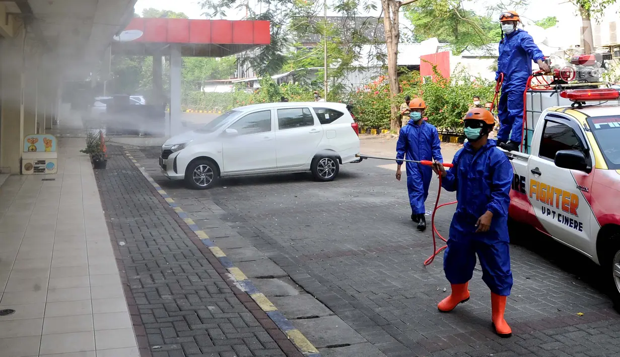 Petugas pemadam kebakaran (Damkar) UPT Cinere menyemprotkan cairan disinfektan di Pasar Segar yang ditutup, Cinere, Depok, Rabu (30/9/2020). Penyemprotan itu untuk mengantisipasi penyebaran COVID-19 di area pasar setelah seorang pengunjung tiba-tiba meninggal dunia. (merdeka.com/Arie Basuki)