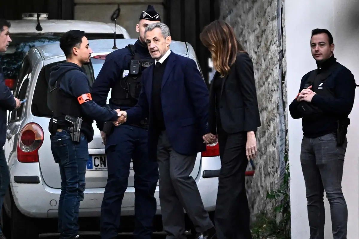 Dibawa ke Penjara, Mantan Presiden Prancis Nicolas Sarkozy Gandeng Tangan Istri