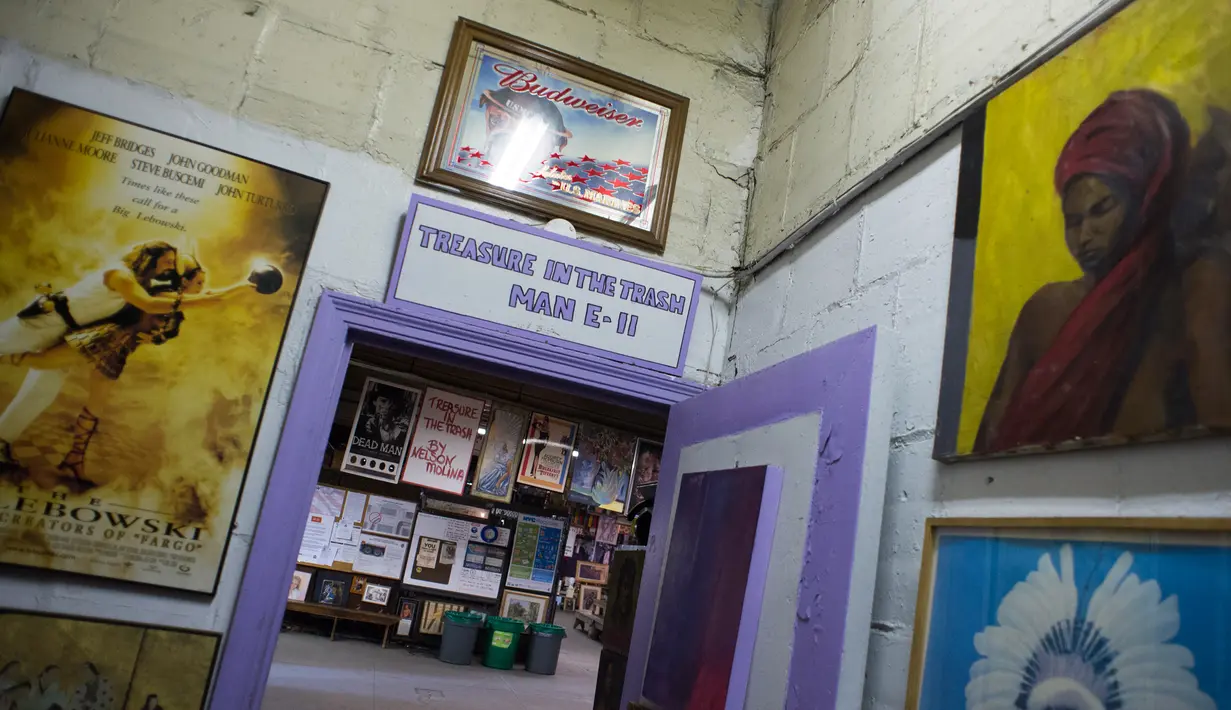 Barang koleksi yang berada di galeri “Treasure in the Trash”, New York, 27 Februari 2016. Koleksi di museum sampah yang didirikan mantan pekerja sanitasi New York ini dikumpulkan selama 33 tahun dan sepenuhnya terdiri dari barang buangan (Don Emmert/AFP)