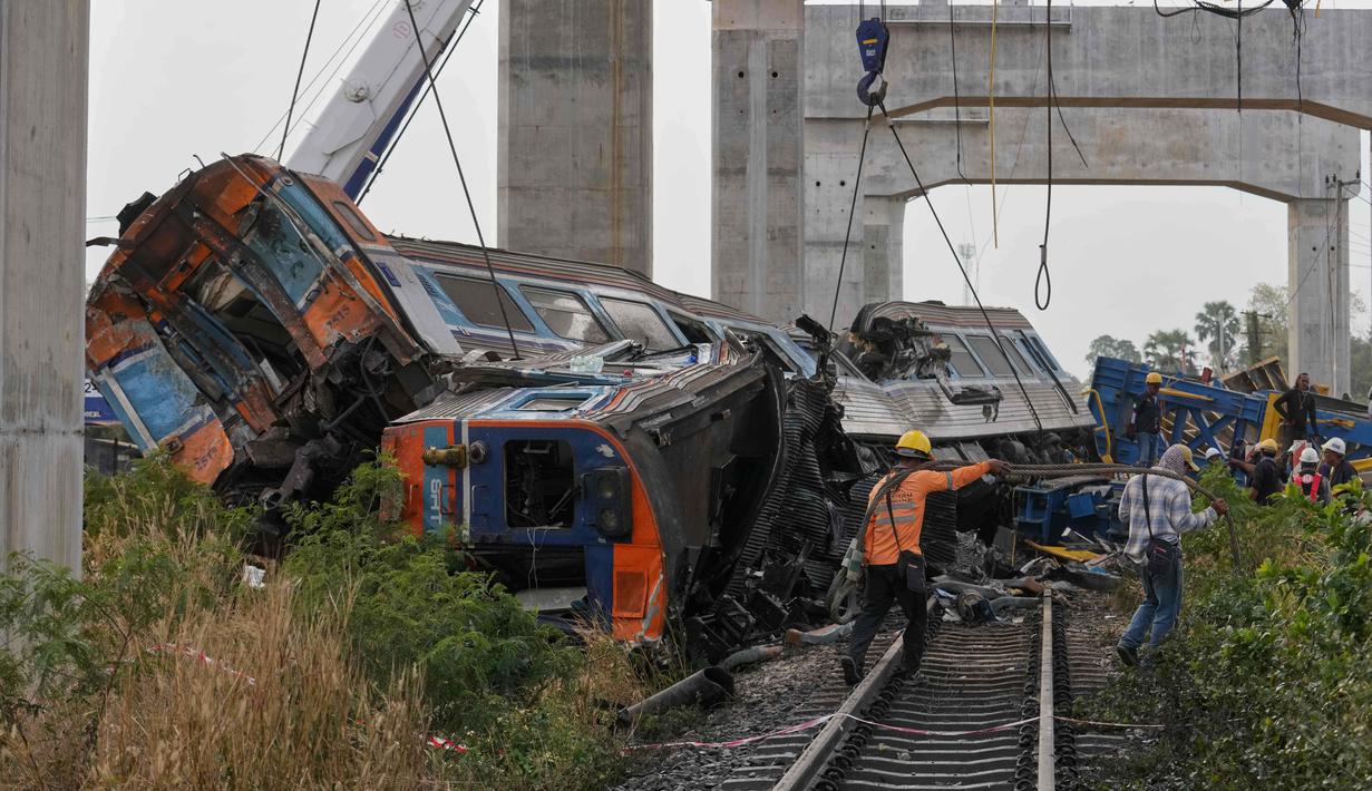Sebagai informasi, peristiwa nahas tersebut terjadi pada Rabu (14/1/2026) pagi waktu setempat. Tampak dalam foto, puing-puing setelah crane atau derek konstruksi jatuh menimpa kereta penumpang di provinsi Nakhon Ratchasima, Thailand, Rabu 14 Januari 2026. (AP Photo/Sakchai Lalit)