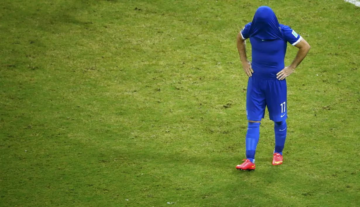 Ekspresi kekecewaan pemain depan Yunani, Theofanis Gekas, setelah gagal menjebol gawang Kosta Rika di laga 16 besar Piala Dunia 2014 di Stadion Pernambuco, Recife, (30/6/2014). (REUTERS/Ruben Sprich)