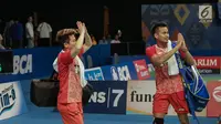 Tontowi Ahmad dan Liliyana Natsir menyapa pendukungnya usai pertanding melawan Tan Kian Meng/Lai Pei Jing (Malaysia) di perempat final Indonesia Open 2017 di Jakarta, Jumat (16/6). Tontowi/Liliyana menang 21-18 21-16. (Liputan6.com/Faizal Fanani)