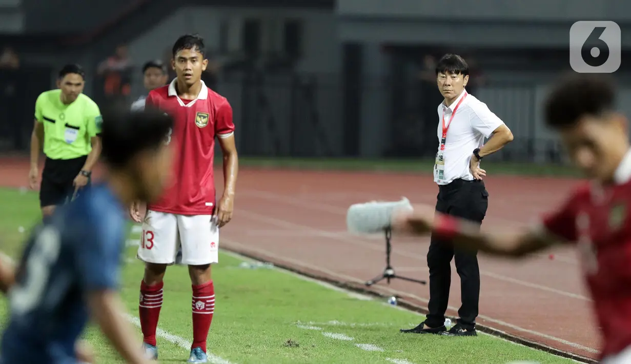 Pelatih Timnas Indonesia U-19, Shin Tae Yong mengawasi permainan timnya saat melawan Brunei Darussalam U-19 pada laga lanjutan grup A Piala AFF U-19 2022 di Stadion Patriot Candrabhaga, Bekasi, Jawa Barat, Senin (4/7/2022). Timnas Indonesia U-19 menguasai jalannya pertandingan dan mencetak 7 gol ke gawang Brunei. (Liputan6.com/Helmi Fithriansyah)