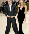 Nuansa gaya serba hitam saat keduanya tampil di Met Gala 2021. Ini adalah penampilan resmi keduanya di momen red carpet, Hailey tampil menawan dalam balutan column dress hitam Saint Laurent.