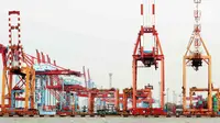 Aktivitas bongkar muat barang ekspor impor di Pelabuhan Tanjung Priok, Jakarta, Senin (17/7). Badan Pusat Statistik (BPS) melaporkan kinerja ekspor dan impor Indonesia mengalami susut signifikan di Juni 2017. (Liputan6.com/Angga Yuniar)