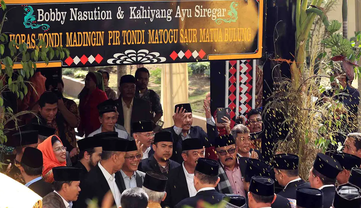 Sejak pagi tadi, acara dimulai dengan penyembelihan Kerbau dan kemudian menari tor-tor. Selain itu, ada juga pesta adat yang bernama Mangalo-alo Mora, seperti yang tergambar dalam rangkaian foto ini.  (Deki Prayoga/Bintang.com)