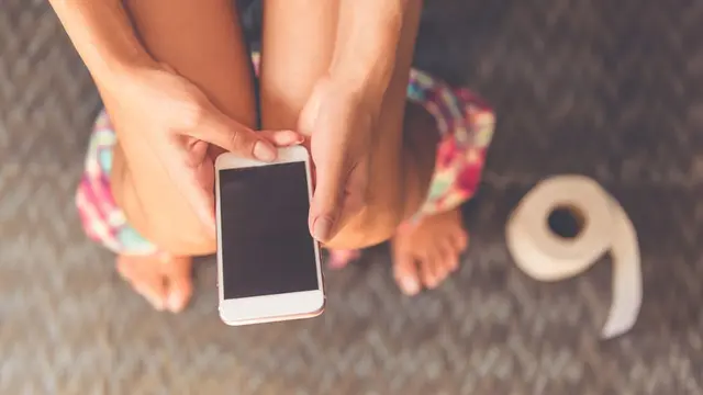 Awas, Sering Bawa Ponsel Saat BAB Bisa Picu Penyakit