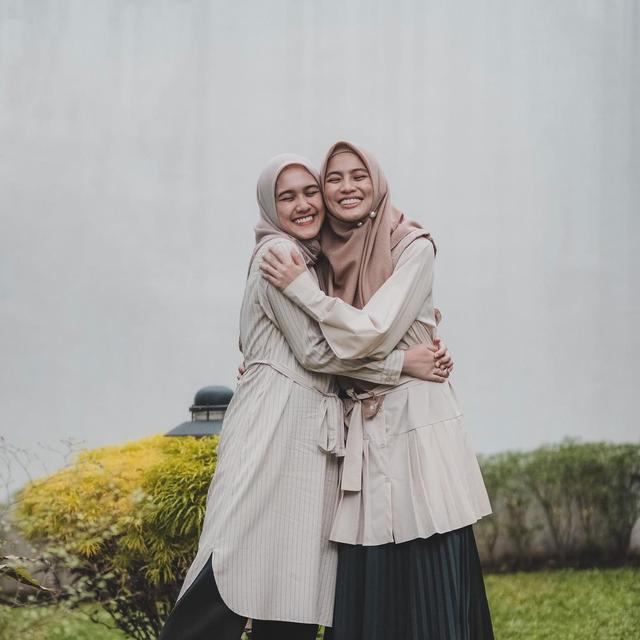 Adik Mantap Berhijab, Ini 6 Potret Alyssa dan Annissa Soebandono saat Kenakan Hijab