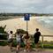 Orang-orang terlihat di Pantai Bondi, Sydney, Australia pada Senin 15 Desember 2025, sehari setelah penembakan. Suasana sekitar Pantai Bondi, Sydney, Australia mulai kembali kondusif. (Saeed KHAN/AFP)