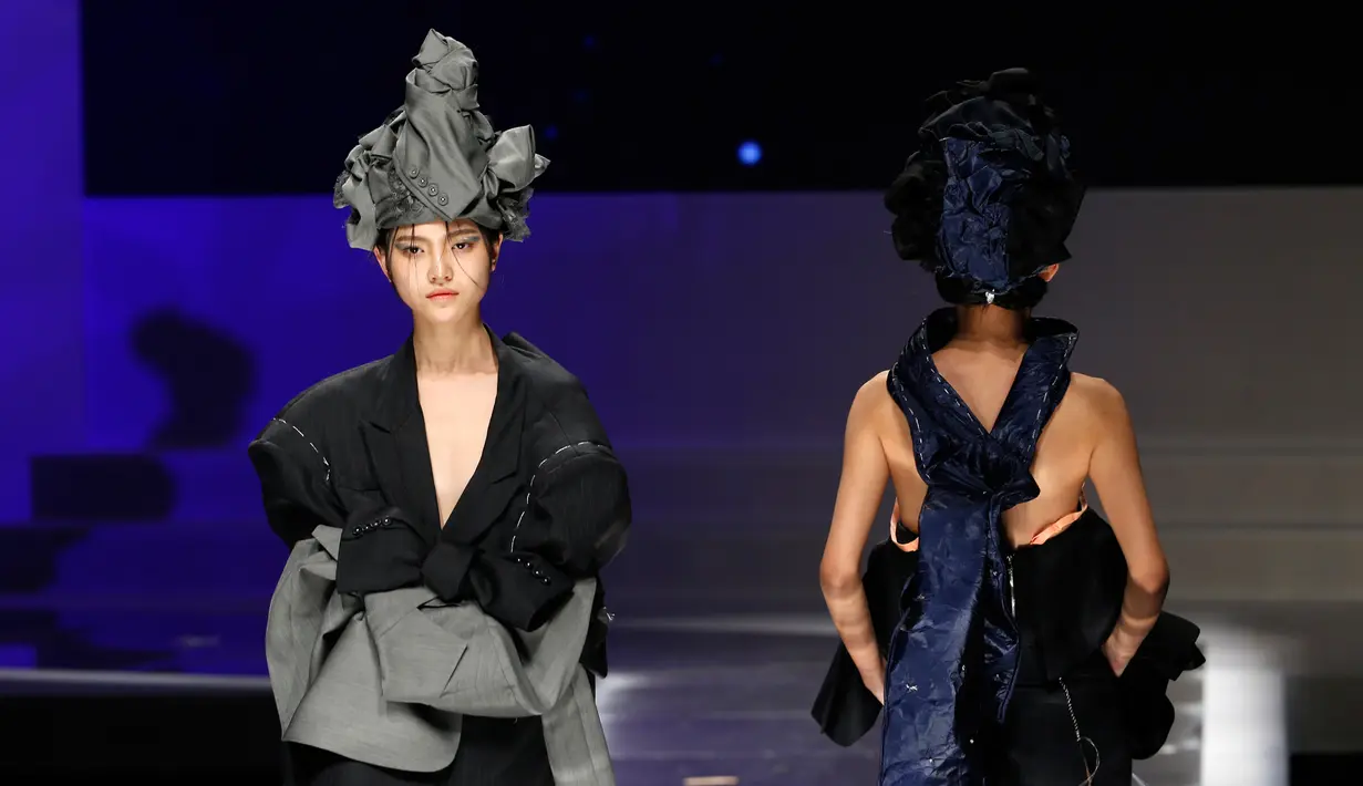 Sejumlah model mengenakan busana kreasi Hempel Award 24th Cina International Fashion Designer Contest di Cina , 25 Maret 2016. Busana unik dan nyentrik ditampilkan dalam pagelaran busana ini. (REUTERS / Kim Kyung - Hoon)