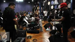 Gitaris kotak, Cella (kanan) dan Baron saat melakukan latihan di studio Erwin Gutawa, Jakarta.  Jumat (21/08/2015). Mereka akan memeriahkan HUT SCTV ke-25 pada 24 Agustus 2015 mendatang. (Liputan6.com/Panji Diksana)