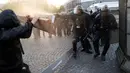 Bentrokan yang terjadi antara pasukan anti-huru hara dengan demonstran anti-fasis saat mereka menggelar aksinya di Paris (23/4). Mereka melakukan demo untuk menentang Le Pan dan kebijakan anti imigrasinya. (AFP/Thomas Samson)