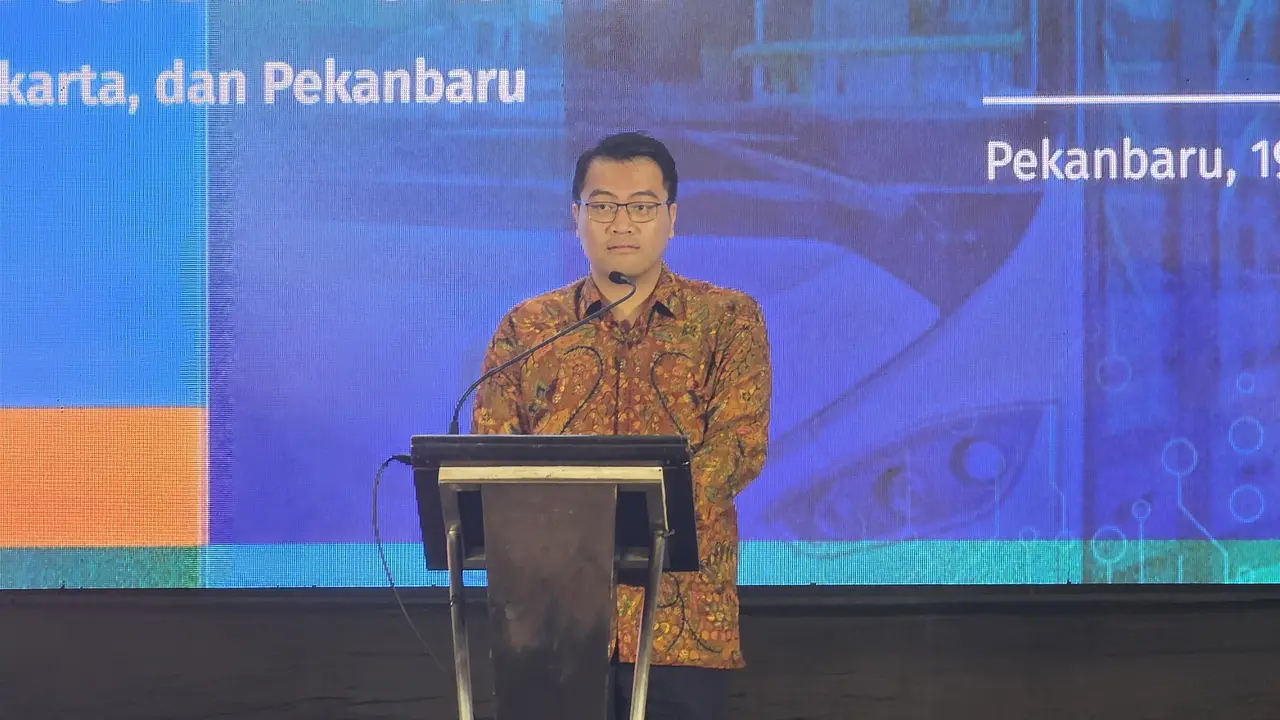 Direktur Asia Tenggara ITDP, Gonggomtua Sitanggang saat menyerahkan studi elektrifikasi transportasi publik kepada Sekretaris Dirjen Perhubungan Darat, Ahmad Dani di salah satu hotel kawasan Pekanbaru, Riau. (Liputan6.com/Dicky Agung Prihanto)