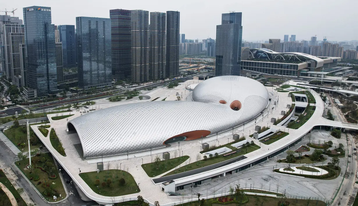 Foto udara pada 1 April 2022 ini menunjukkan Gymnasium Pusat Olahraga Olimpiade Hangzhou, tempat Asian Games ke-19, di Hangzhou di provinsi Zhejiang timur China. Asian Games ke-19 Hangzhou 2022 rencananya digelar pada 10-25 September 2022. (STR / AFP)