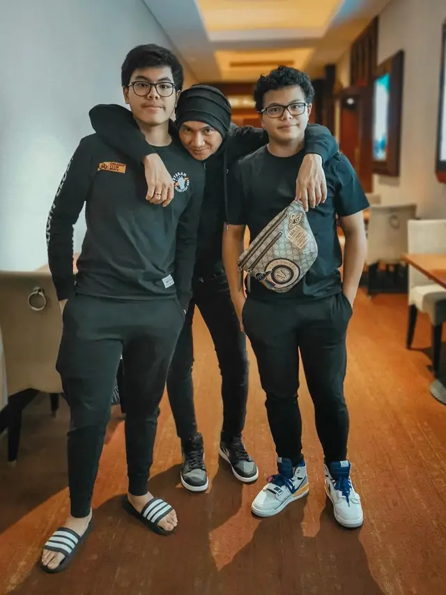 6 Potret Kedekatakan Seleb Cowok dengan Anak Sambungnya, Bak Kakak Adik