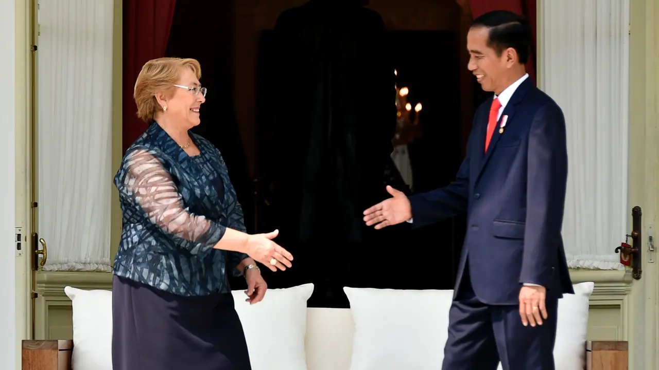 20170512-Presiden Jokowi Sambut Kedatangan Presiden Chile-AFP