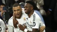 Pemain Real Madrid, Vinicius Junior (kanan) merayakan gol bersama Kylian Mbappe dalam laga lanjutan Liga Spanyol 2024/2025 melawan Girona di Santiago Bernabeu Stadium, Madrid, Minggu (23/02/2025) waktu setempat. (AFP/Pierre-Philippe Marcou)