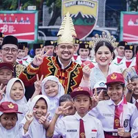 Bersama sang suami, Kahiyang upacara di Medan. Bobby mengenakan jubah merah lengkap dengan hiasan kepalanya. [@bobbynst]