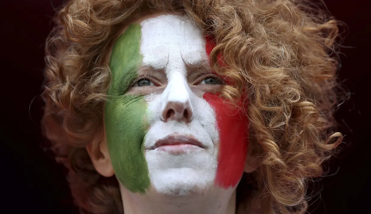 Seorang fans wanita menyaksikan laga Australia vs Italia di Stadion du Hainaut, Valenciennes, Prancis tahun 2019. ( AP/Francisco Seco )