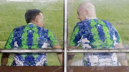 Dalam pertandingan tersebut, Presiden FIFA, Gianni Infantino tergabung dalam tim yang mengenakan jersey corak hijau, biru, dan putih. Ia satu tim dengan Ketua PSSI, Mochamad Iriawan. (Bola.com/M Iqbal Ichsan)